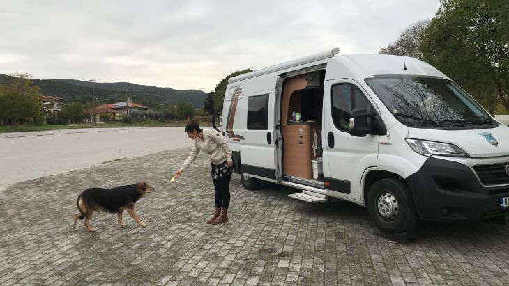 Obytné auto na velkém centrálním parkovišti 