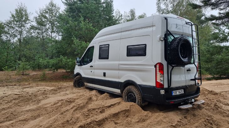 Ford Transit 4x4, který si nechal postavit Zdeněk Mauer z Off tour. 