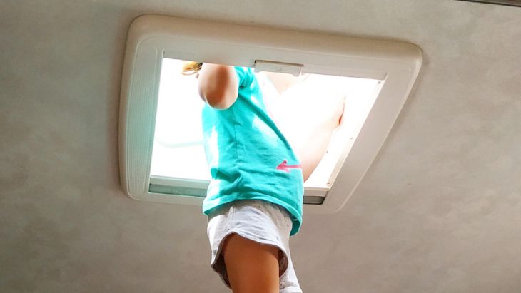 Dítě ve střešním okně obytňáku