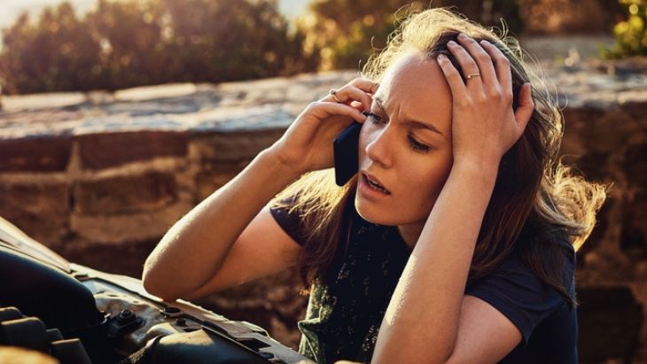 Volání na help linku při poruše obytného auta