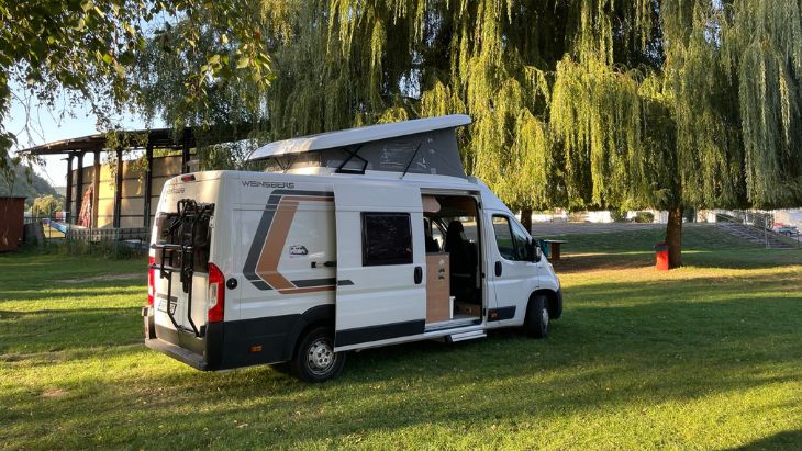 Obytné auto se zvedací střechou 