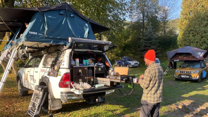 Auto se střešním stanem Overland