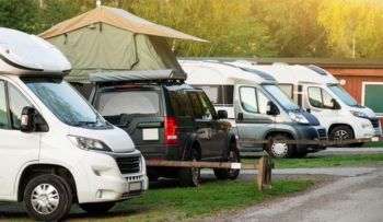 Jak vybrat obytné auto? Výhody a nevýhody vestavby, alkovny, polointegrálu, integrálu i střešního stanu