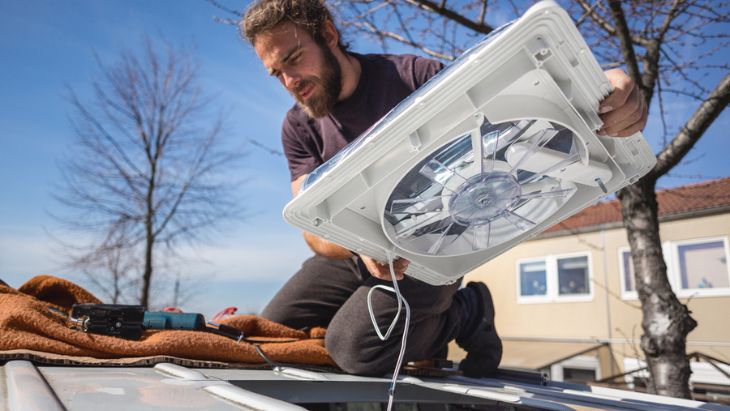 Střešní ventilátor v obytném autě