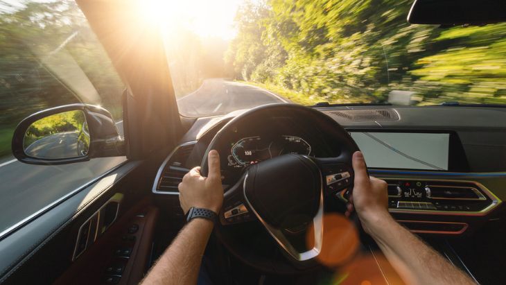 Auto odjíždí od nehody