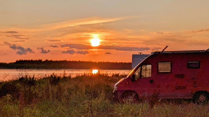 Oybtné auto západ slunce