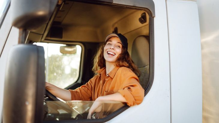 Obytné auto a žena řidička na cestě